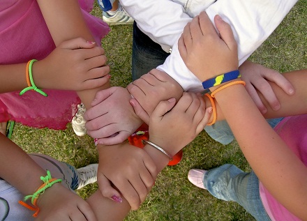 Foto deti ako sa držia za ruky